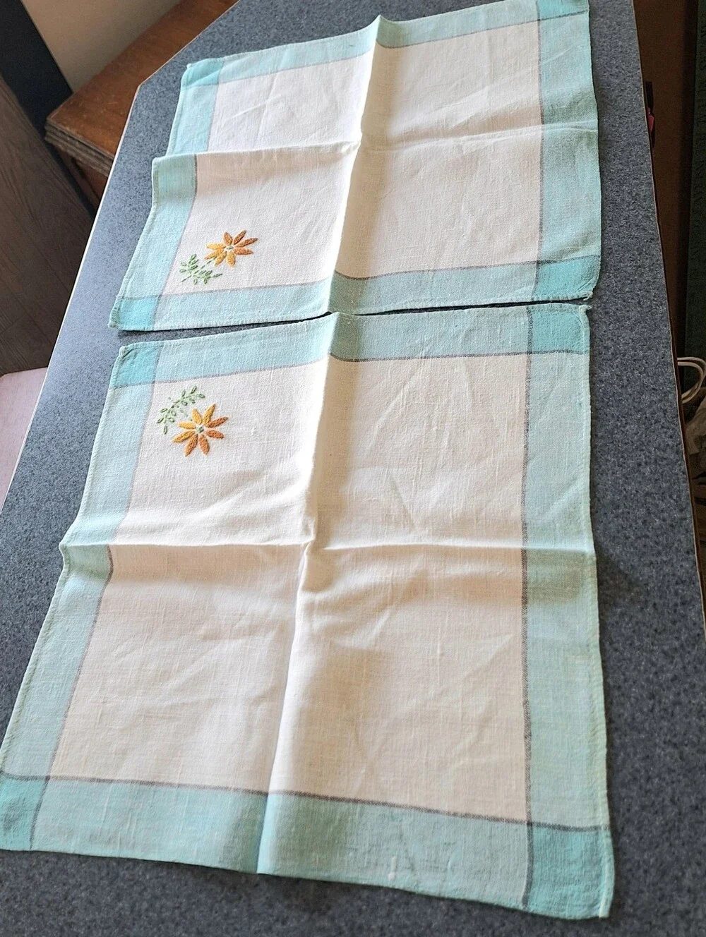 Vintage 30s-40s Embroidered Linen Daisy Tablecloth & Napkin Set